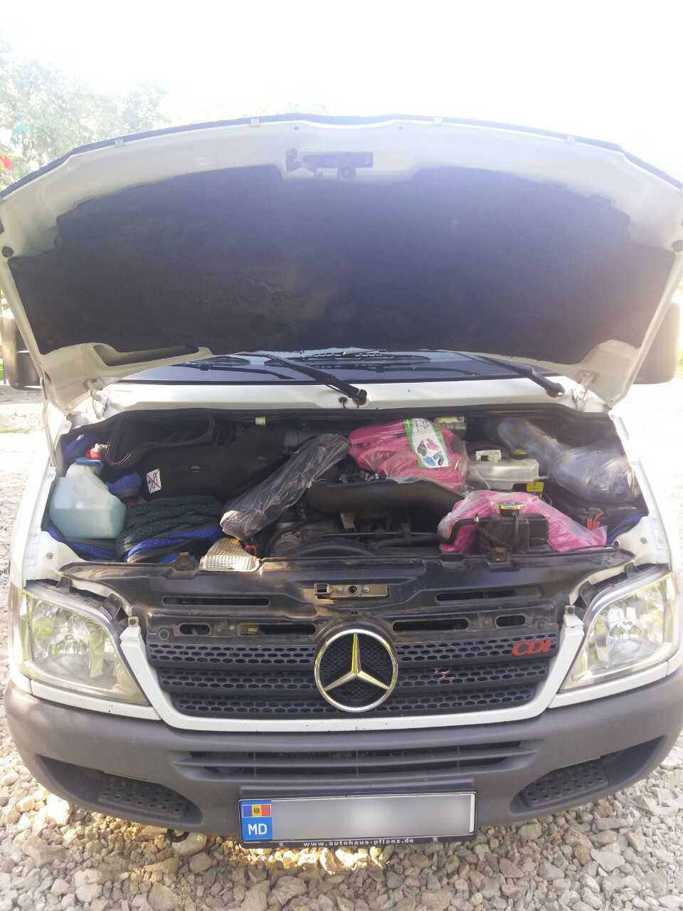 Descoperire uimitoare: Ce a ascuns un șofer lângă motorul mașinii