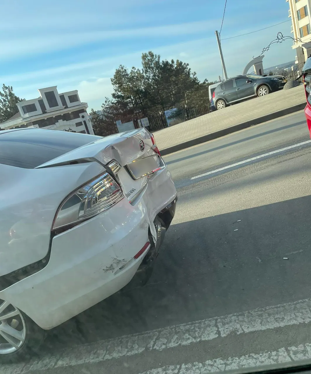 В ДТП в Кишиневе столкнулись автомобили Skoda и Mercedes