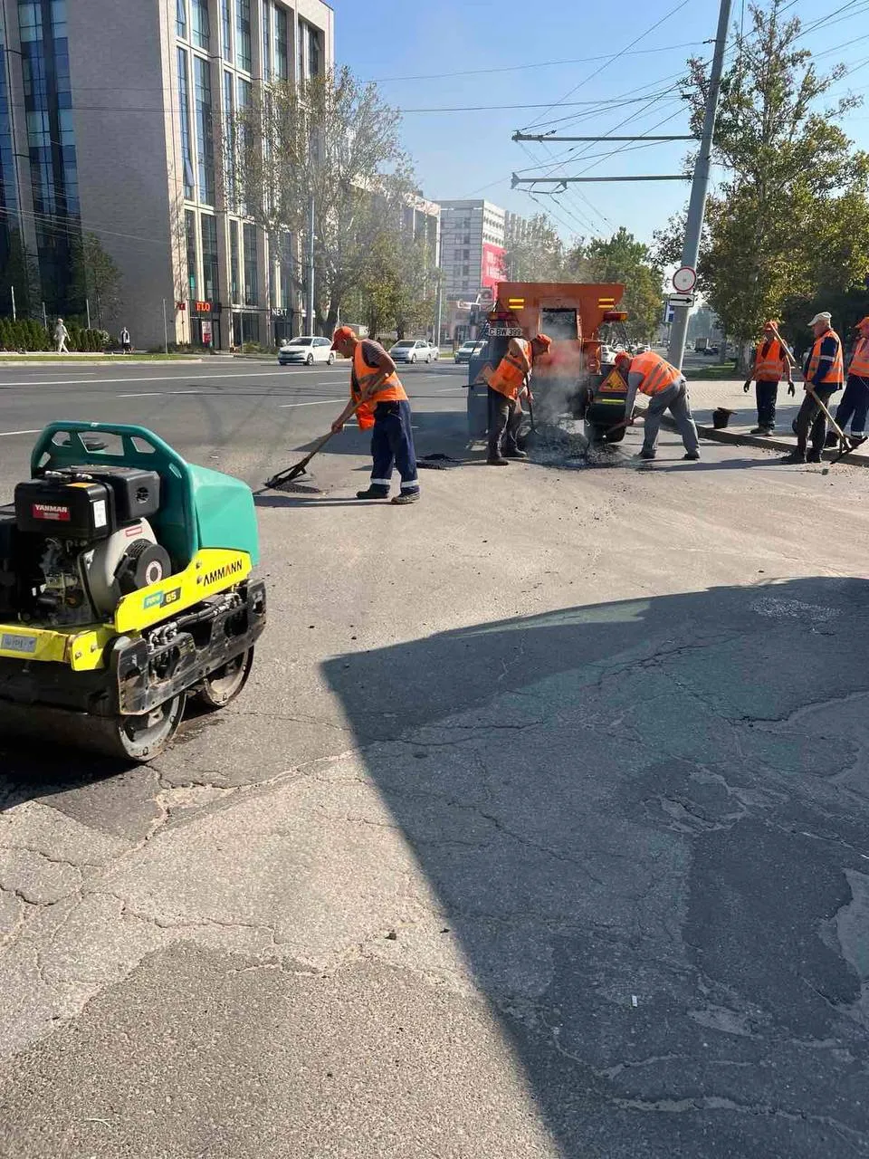 В столице ремонтируют повреждения дорог, вызванные сильными дождями