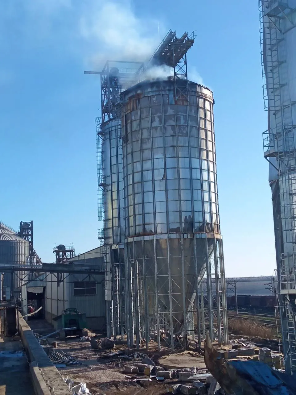 Пожар в порту Джурджулешт: сотрудники ГИЧС охлаждают резервуар