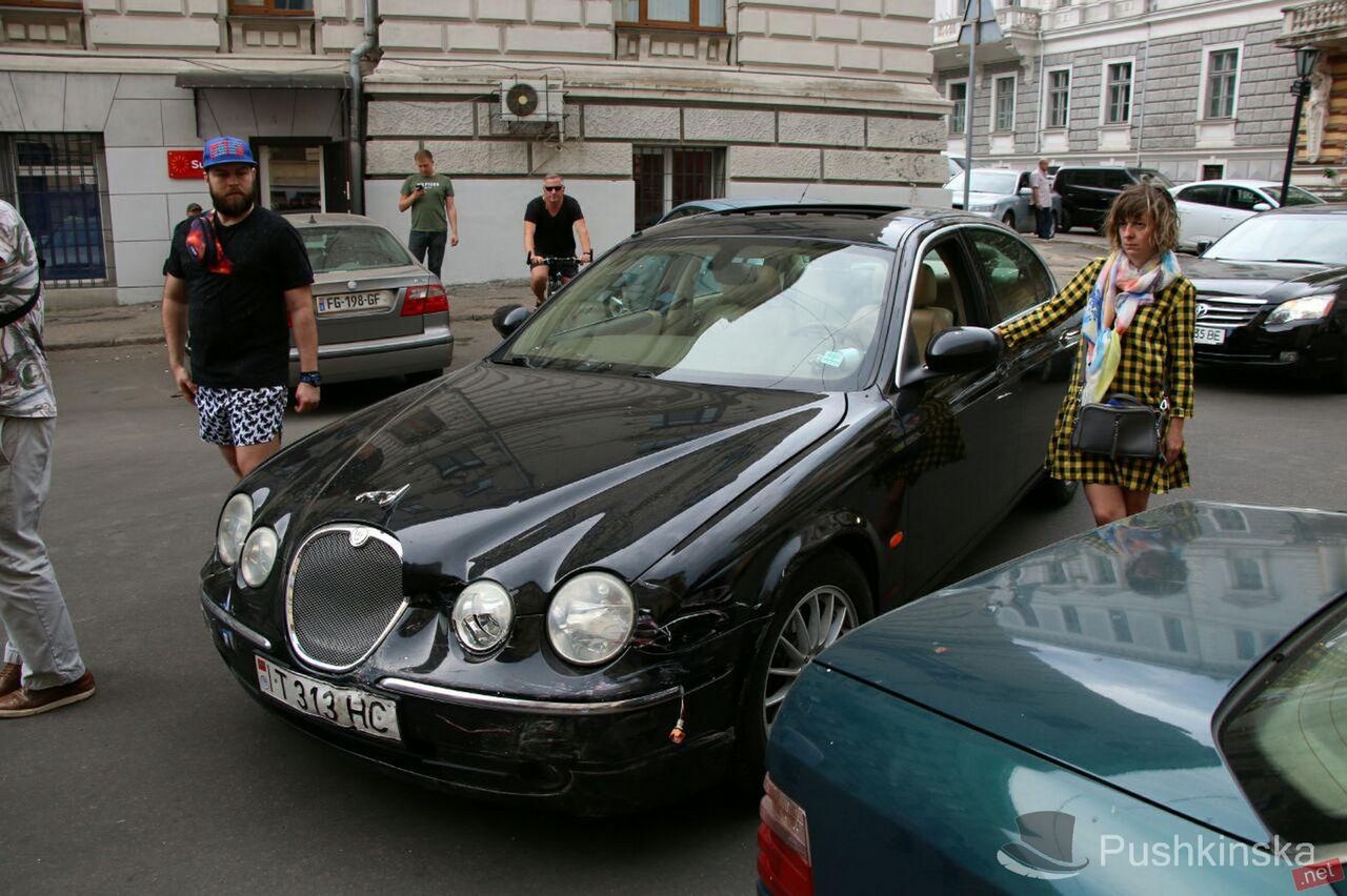 В Одессе Jaguar с приднестровскими номерами протаранил 5 машин
