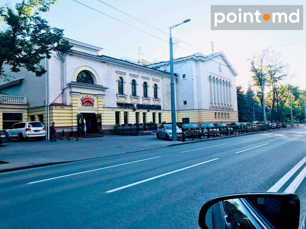 Перед столичным кинотеатром Patria вновь паркуются автомобили