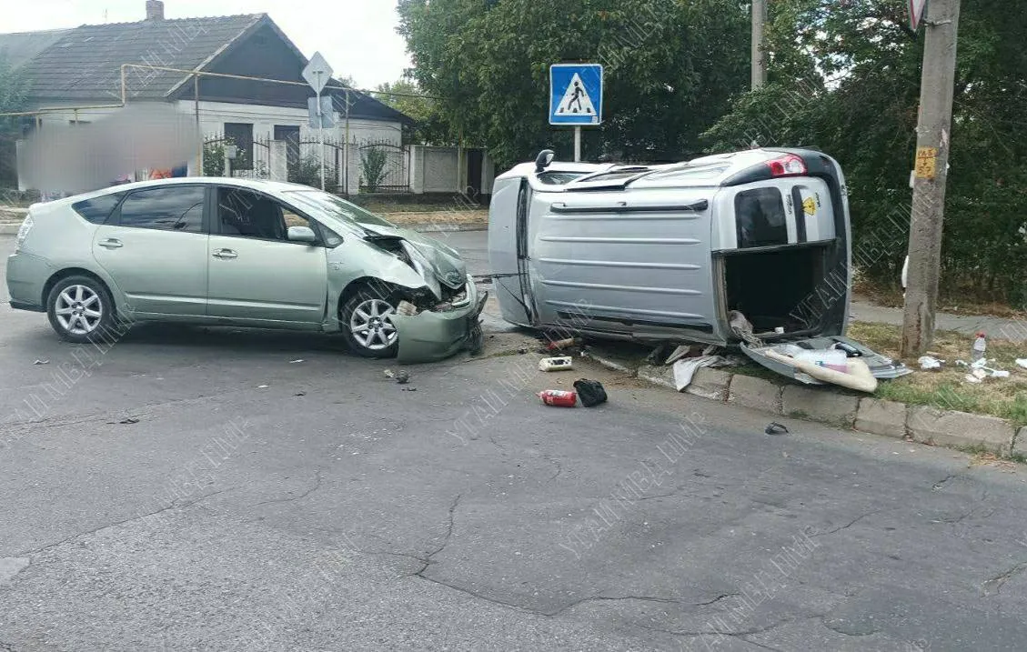 В Тирасполе произошло ДТП: авто перевернулось, пострадавший в реанимации