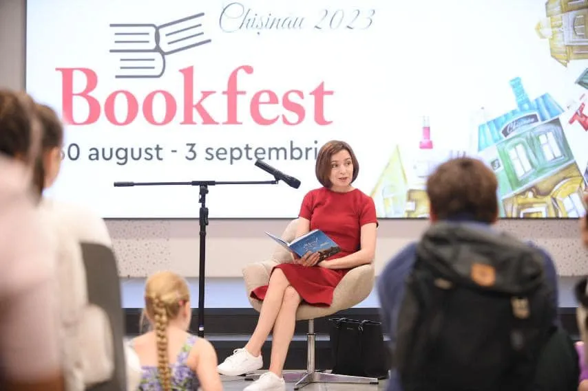 Санду на ярмарке Bookfest прочла детям “Маленького принца” и раздала автографы