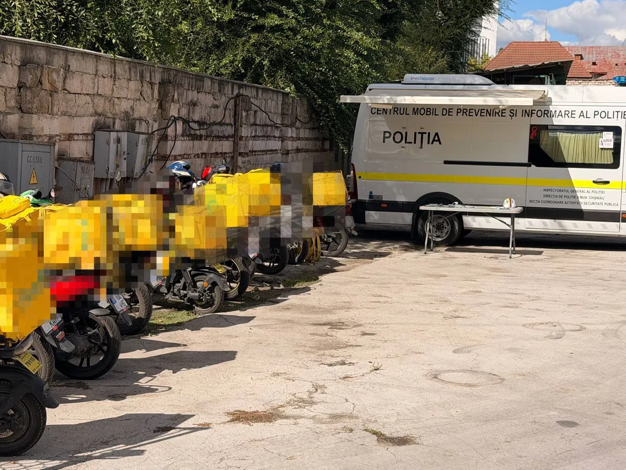 В Кишиневе полиция провела беседу с курьерами о соблюдении ПДД