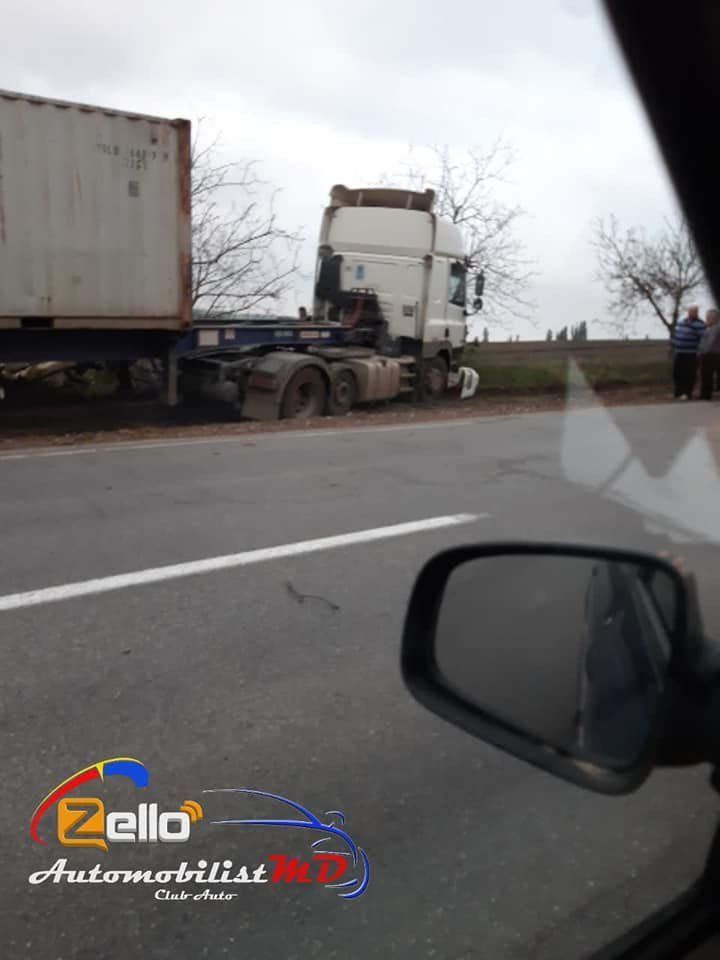 Водитель грузовика съехал с трассы и врезался в дерево