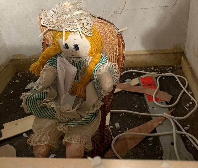 Британец нашел в стене тряпичную куклу с устрашающей запиской