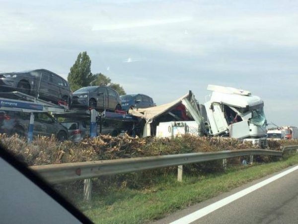 Accident groaznic, cu trei camioane în Ungaria. Un șofer a murit pe loc