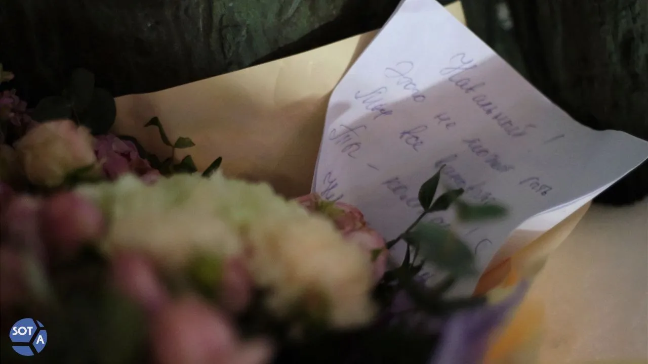 В городах РФ пытаются уничтожить мемориалы Навальному: появляются новые