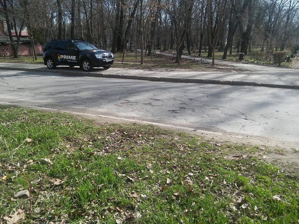 Журналисты телеканала Prime припарковались на тротуаре в парке