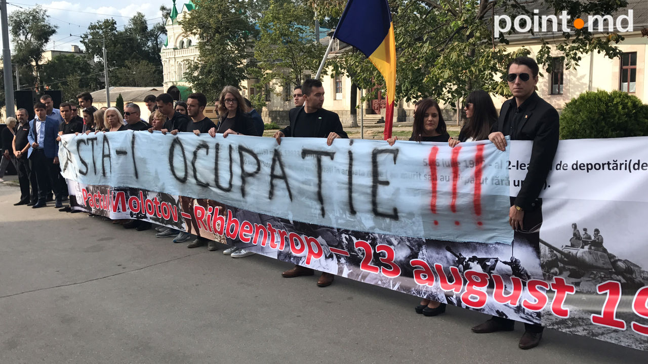 ЛП организовала митинг у российского посольства против пакта Риббентропа - Молотова
