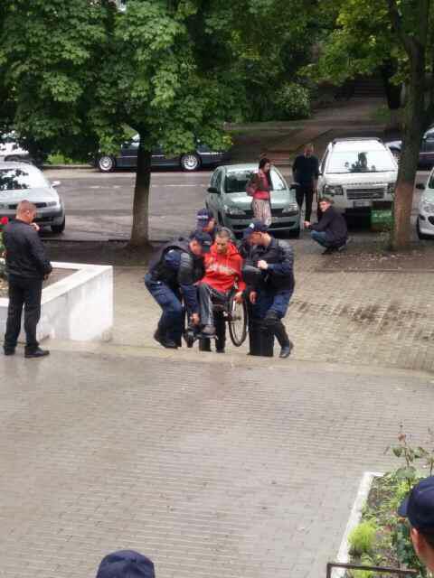 Gest frumos din partea a doi polițiști INP