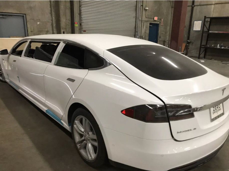 Первый лимузин Tesla выставили на онлайн-аукцион