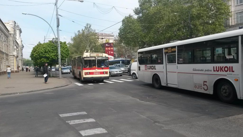 ДТП с участием автобуса парализовало движение на бульваре Штефана чел Маре
