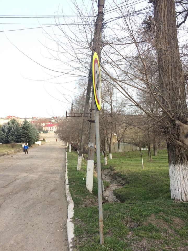 В Тараклии вандалы изуродовали дорожные знаки