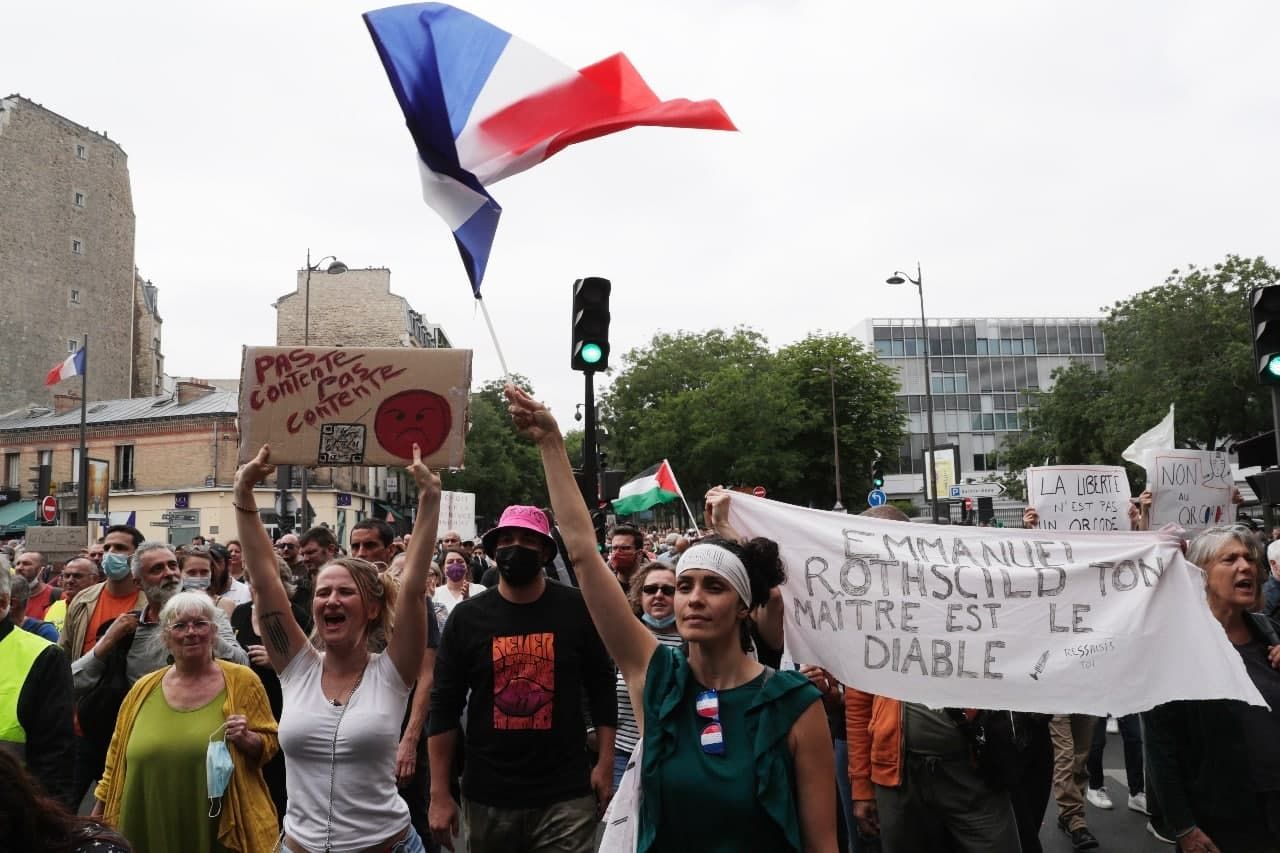 Жители Марселя вышли на протесты против санитарных пропусков