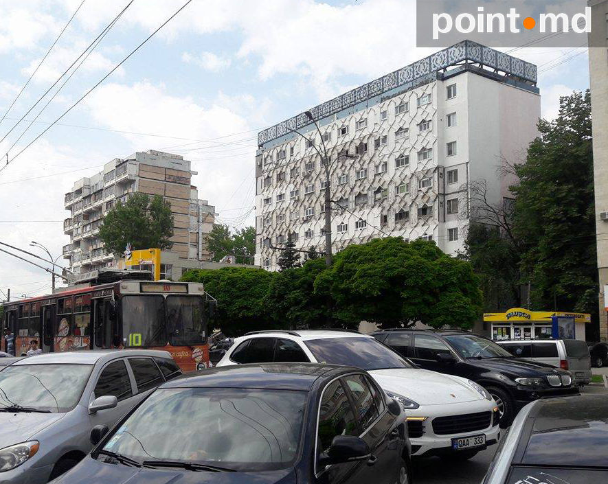 Брошенный на дороге Porsche парализовал движение на Рышкановке