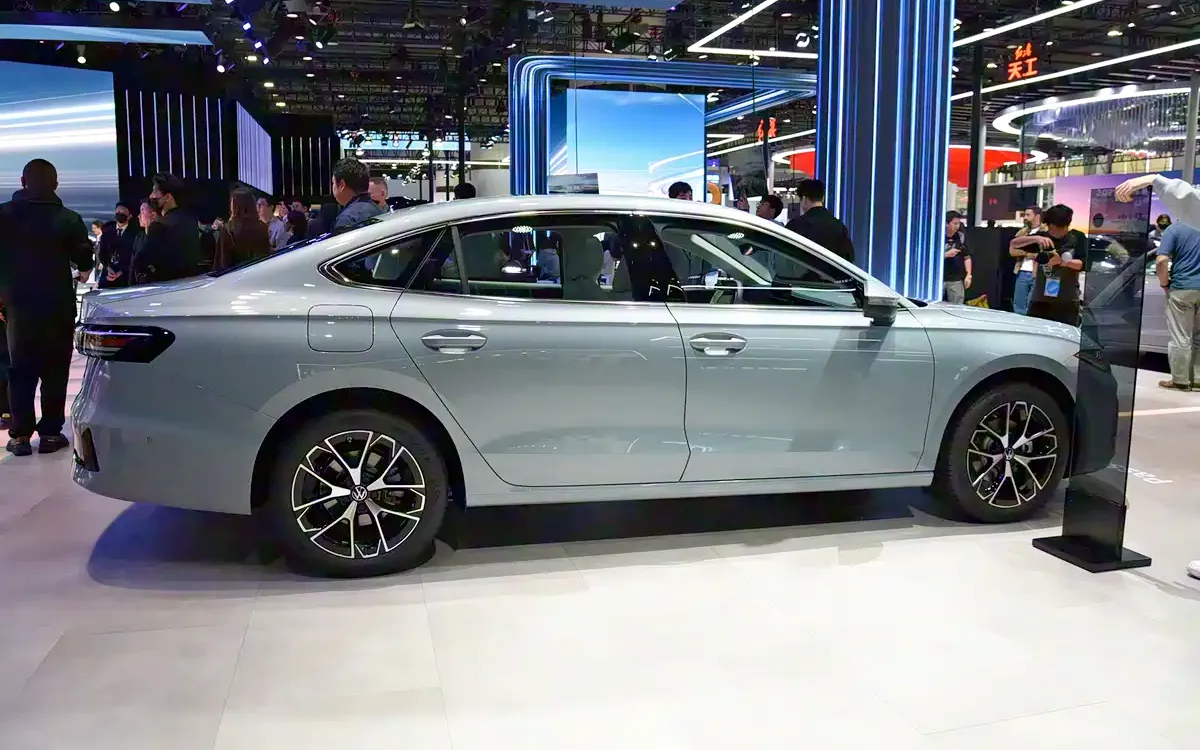 Noul Volkswagen Passat a primit o versiune electrificată cu autonomie de 1.300 km