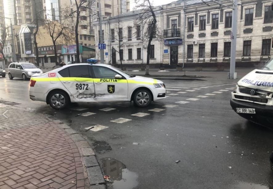 В центре столицы столкнулись экипаж полиции и машина скорой помощи