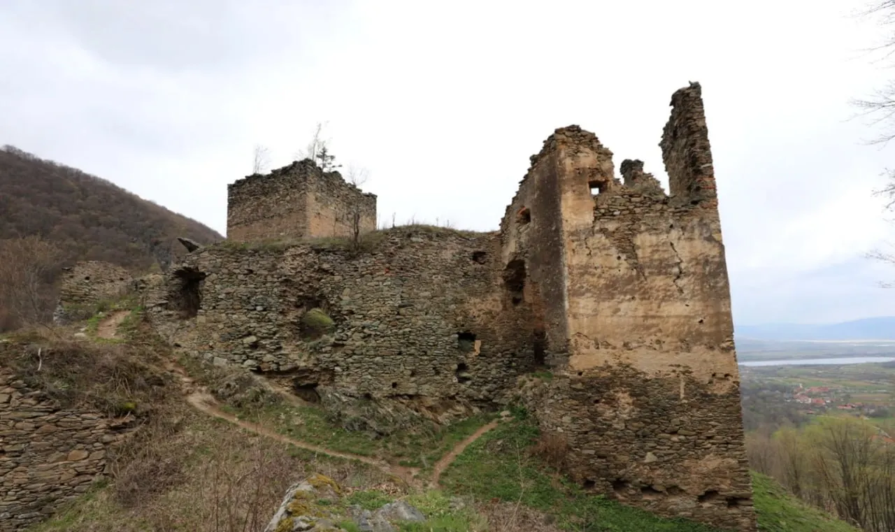 O cetate din secolul al XIV-lea, redescoperită în Carpați