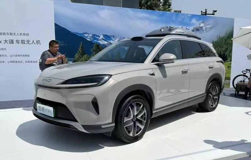 В Китае начались продажи кроссовера BYD со встроенным в крышу беспилотником