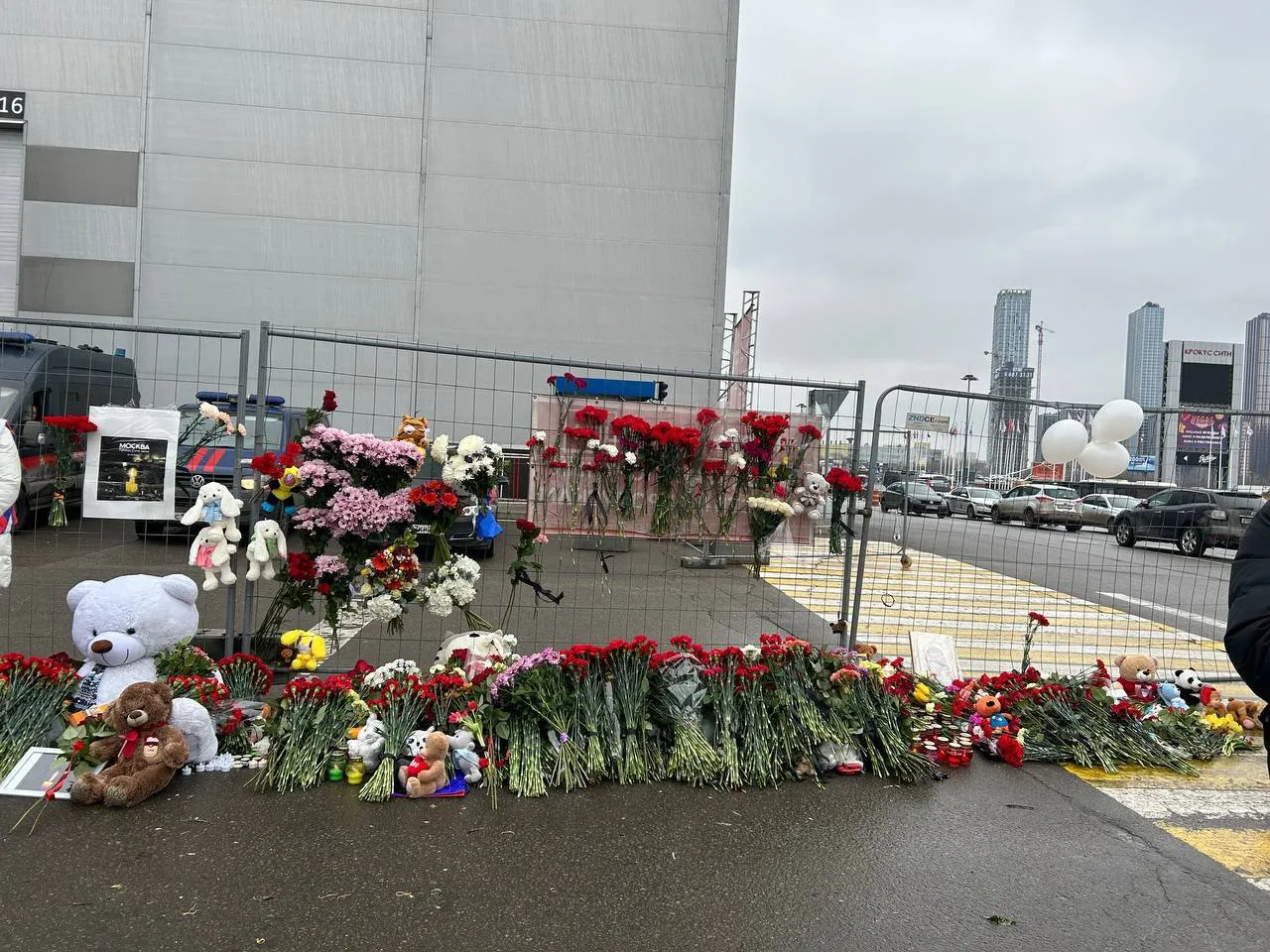 У «Крокус Сити Холла» возлагают цветы: в России - день траура
