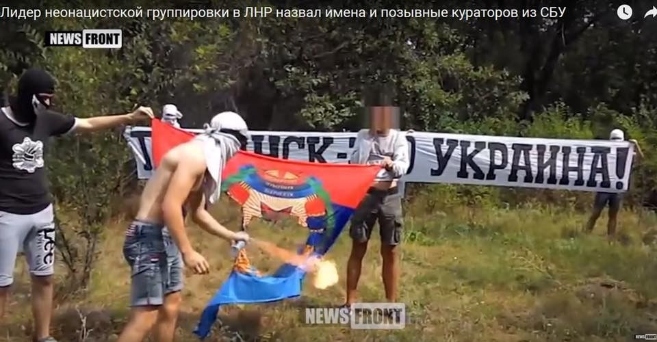 Doi fani ucraineni, condamnați la închisoare pentru arderea unui steag separatist. Se anunță proteste de proporții