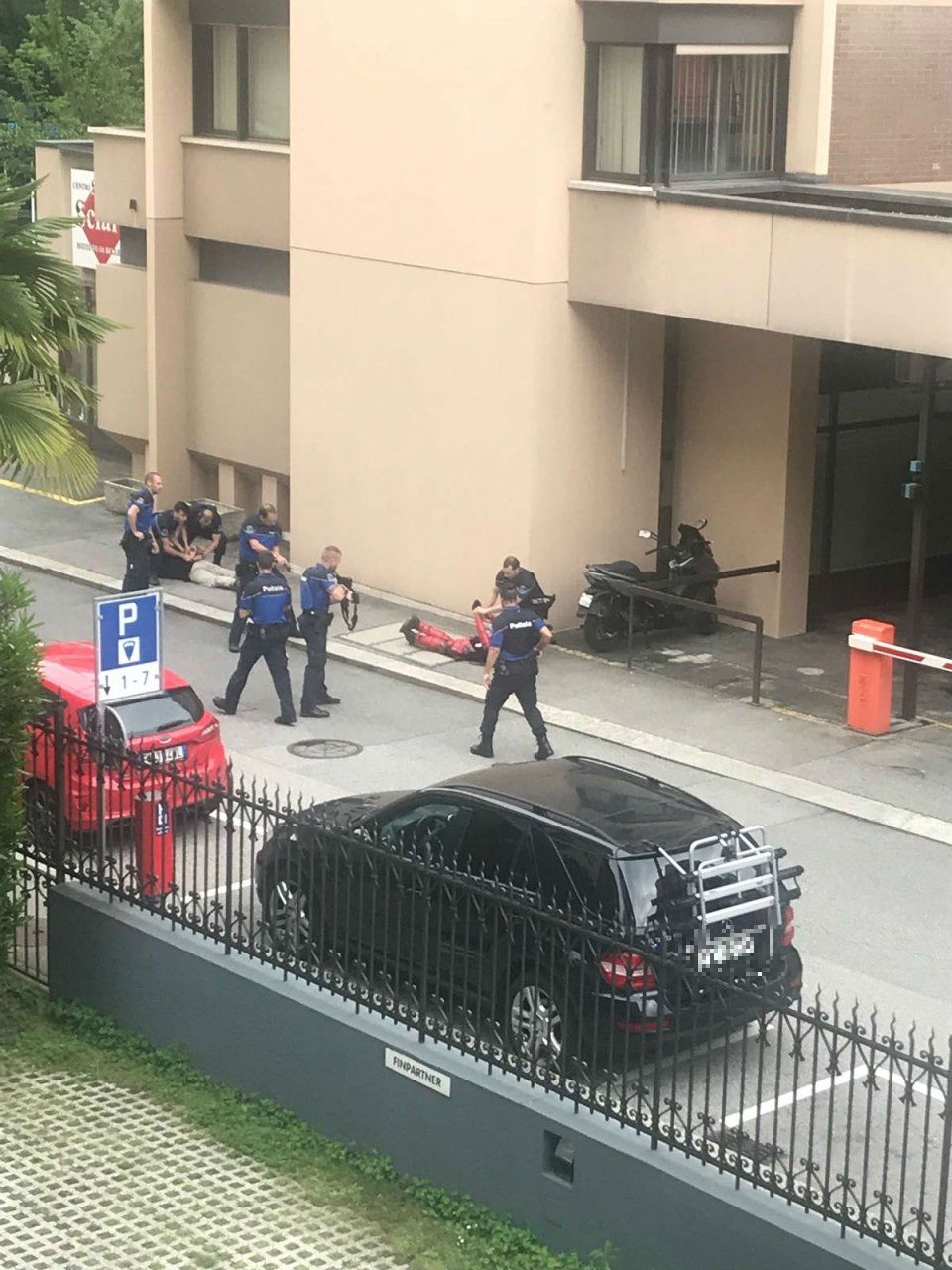 В Швейцарии полиция задержала "вооруженного" мужчину в костюме Дэдпула