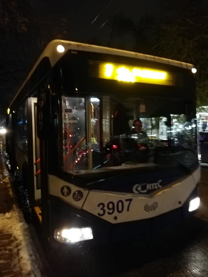 Человеку в инвалидной коляске отказались опустить пандус и оставили на остановке