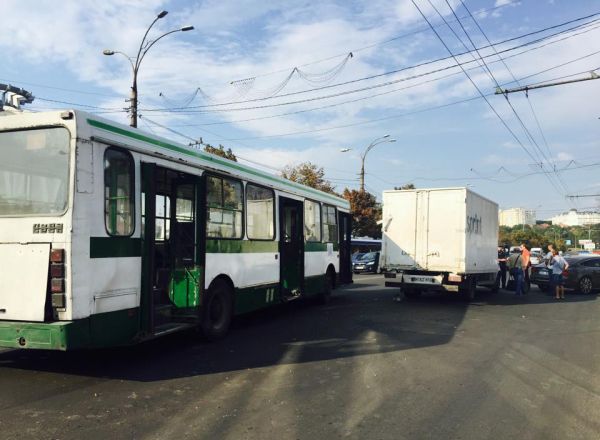 Un autobuz de linie s-a ciocnit cu un Mercedes, iar acesta a lovit o alta masina in apropiere de Circ