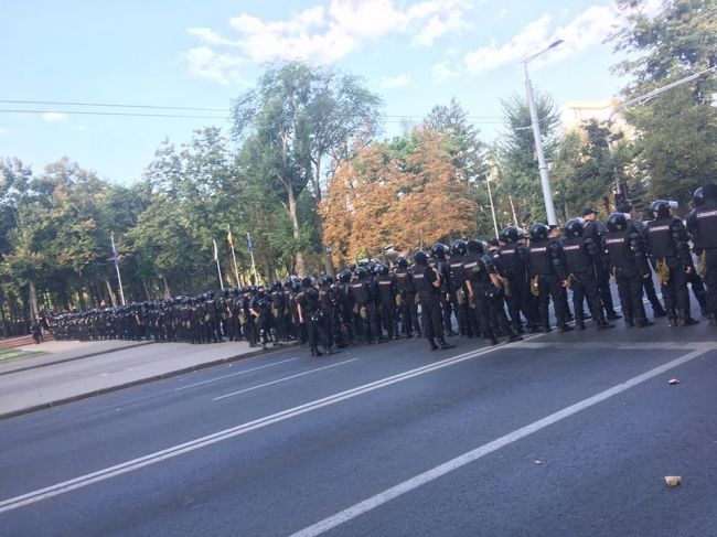 Игорь Додон, Павел Филип и Андриан Канду возложили цветы к памятнику "Скорбящей матери"