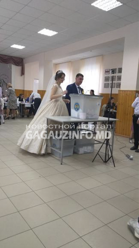 В Комрате молодожены пришли голосовать в день свадьбы