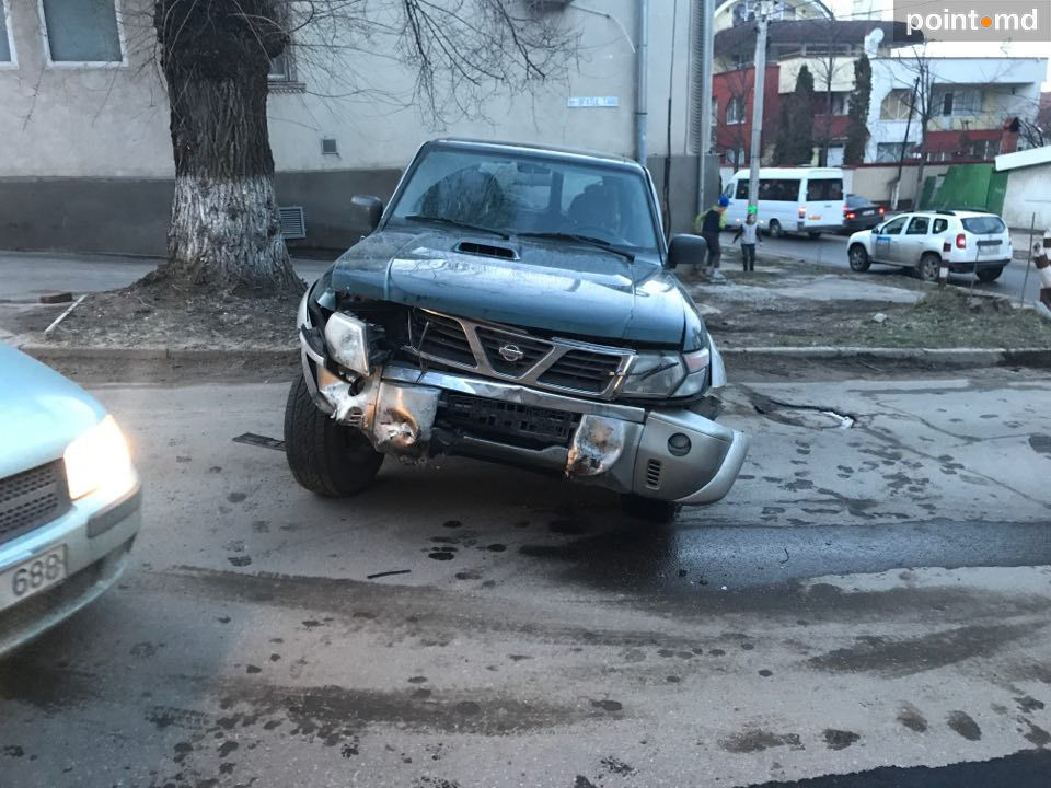 В центре Кишинева столкнулись три автомобиля
