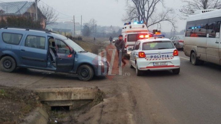 В Яссах автомобиль с молдавскими номерами врезался в дерево
