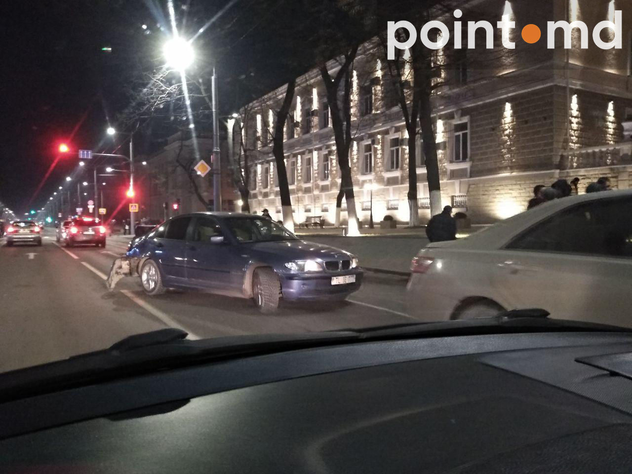 Прямо перед зданием МВД столкнулись BMW и Toyota: движение затруднено