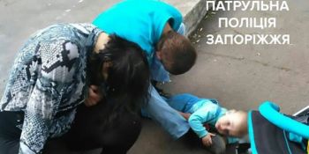 Un bebeluș, salvat în timp ce încerca să ajungă la părinții săi beți