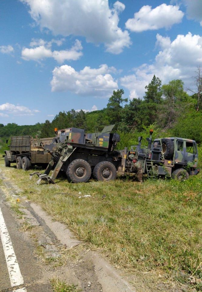 В районе Новые Анены перевернулся грузовик, его вытянула спецтехника Нацармии