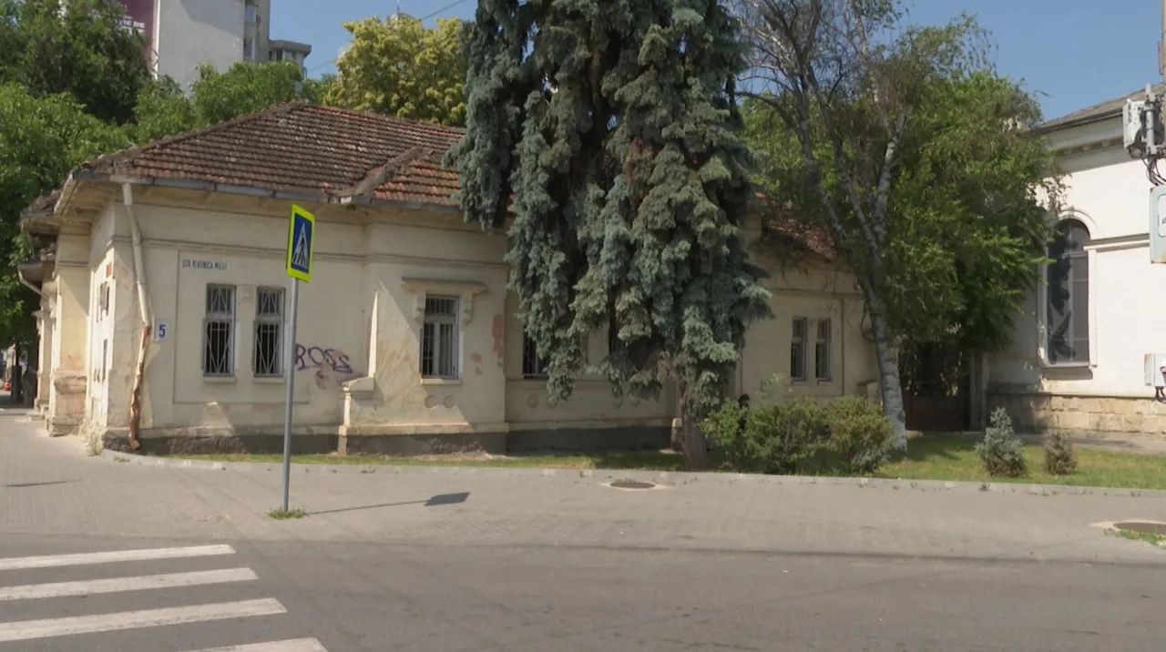Clădirea destinată să devină Centrul Cultural „Eugen Doga” se surpă