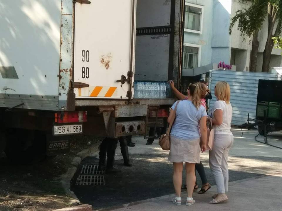 Manifestanții au plecat, gunoiul a rămas. Sticle și pancarte aruncate pe jos de susținătorii votului mixt