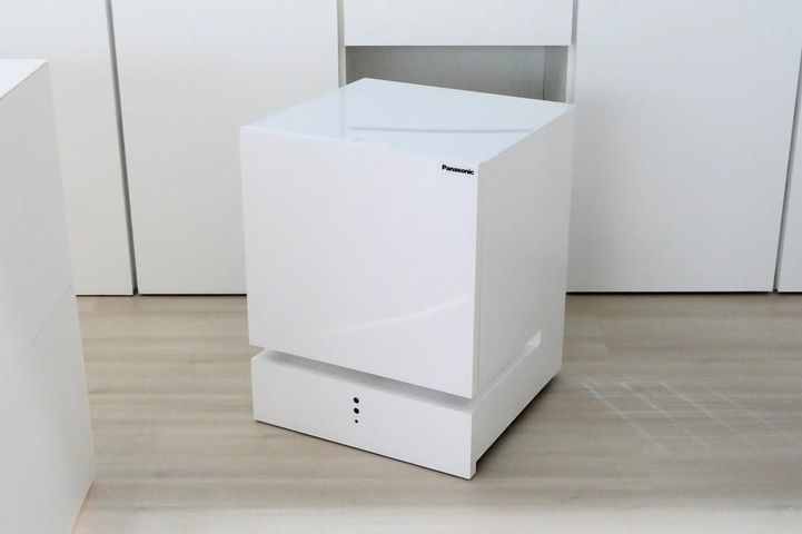 Panasonic представила холодильник, приезжающий по голосовой команде