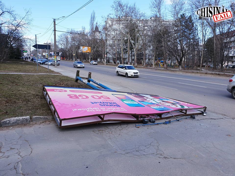 Сильный ветер повалил рекламный щит в столице