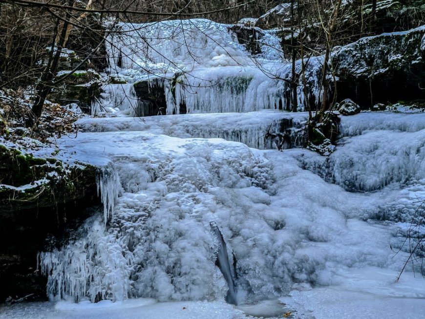 Молдавский фотограф запечатлел замерзшие водопады страны