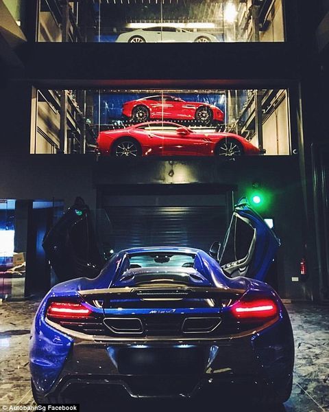 Genial! Un dealer auto a construit un automat de mașini de lux: ai plătit, în 2 minute ai un Lamborghini