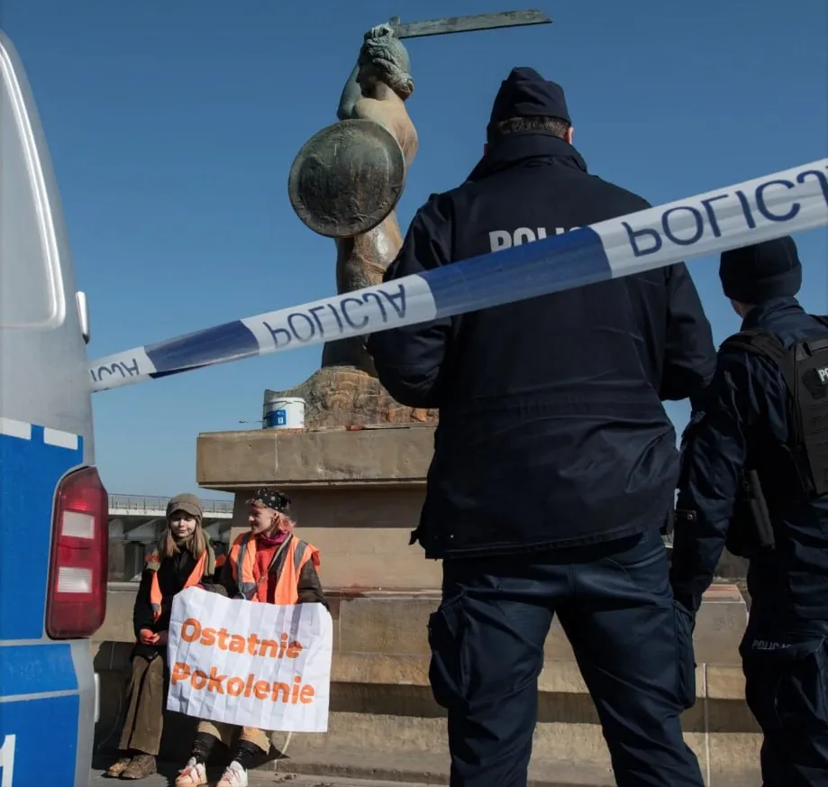 В Польше климатические активистки облили краской Варшавскую русалку