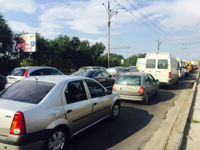 Un autobuz de linie s-a ciocnit cu un Mercedes, iar acesta a lovit o alta masina in apropiere de Circ