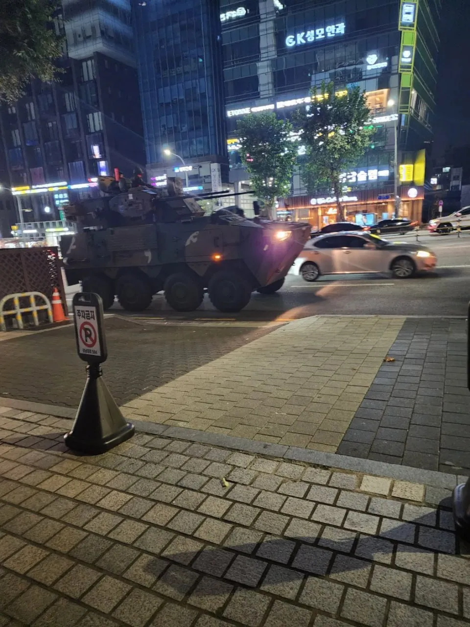 Protestatarii se adună în fața Parlamentului Coreei de Sud: Pe străzile din Seul se află echipamente militare