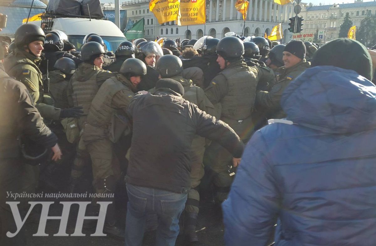 В Киеве начались столкновения между митингующими вкладчиками и полицией