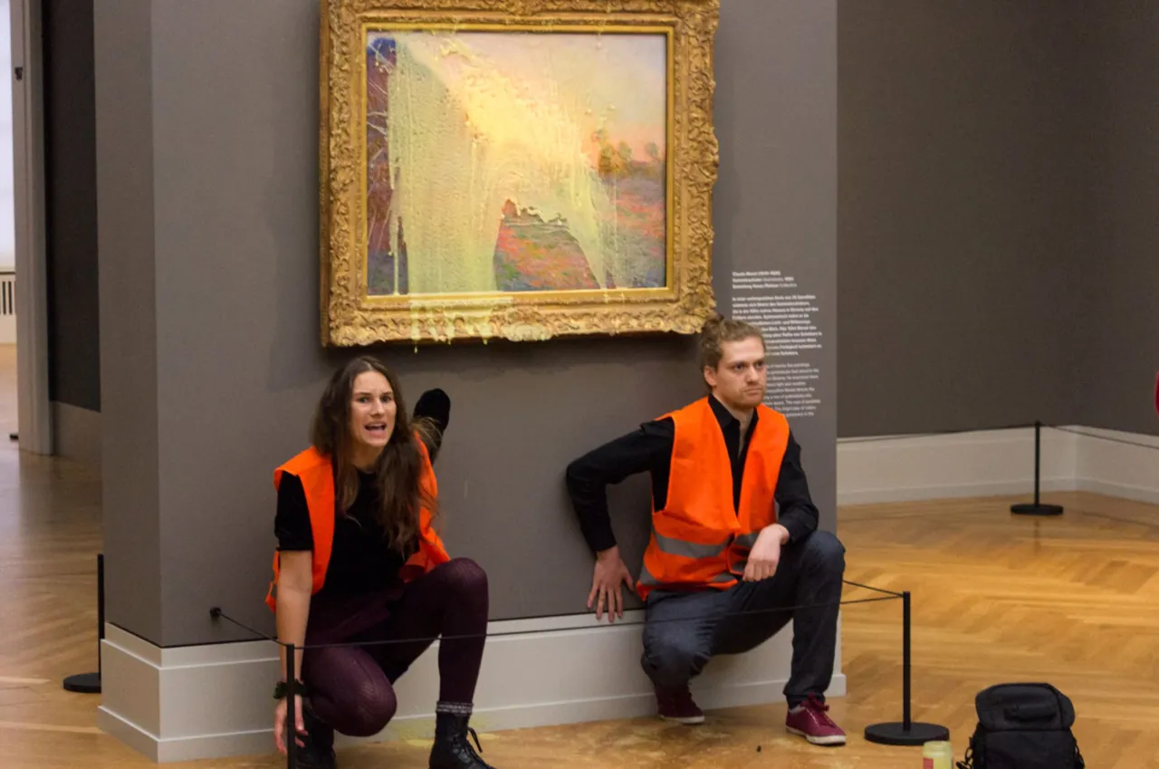 Активисты климатического движения в Германии приклеивают себя к дорогам и стенам музеев