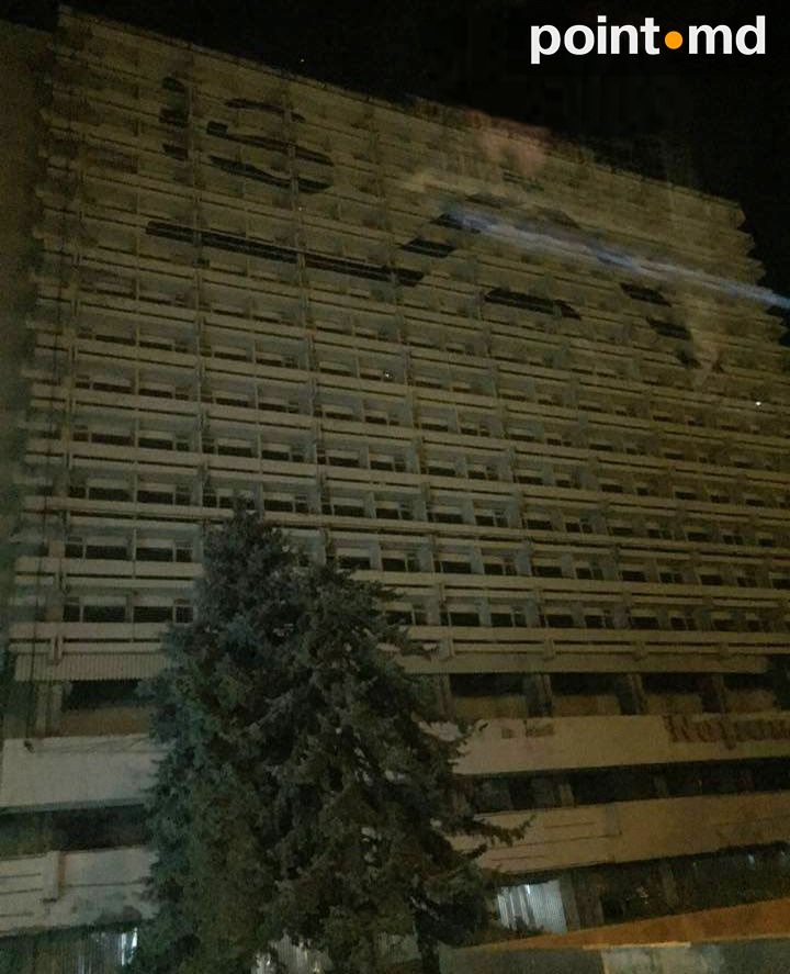 Autorii desenului de pe hotelul Național: Ne mișcam în liniște să nu trezim copiii străzii