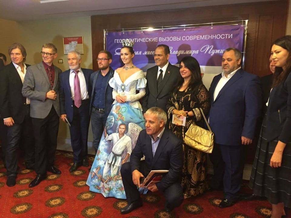 В сети обсуждают платье с "Путиным-ангелом"